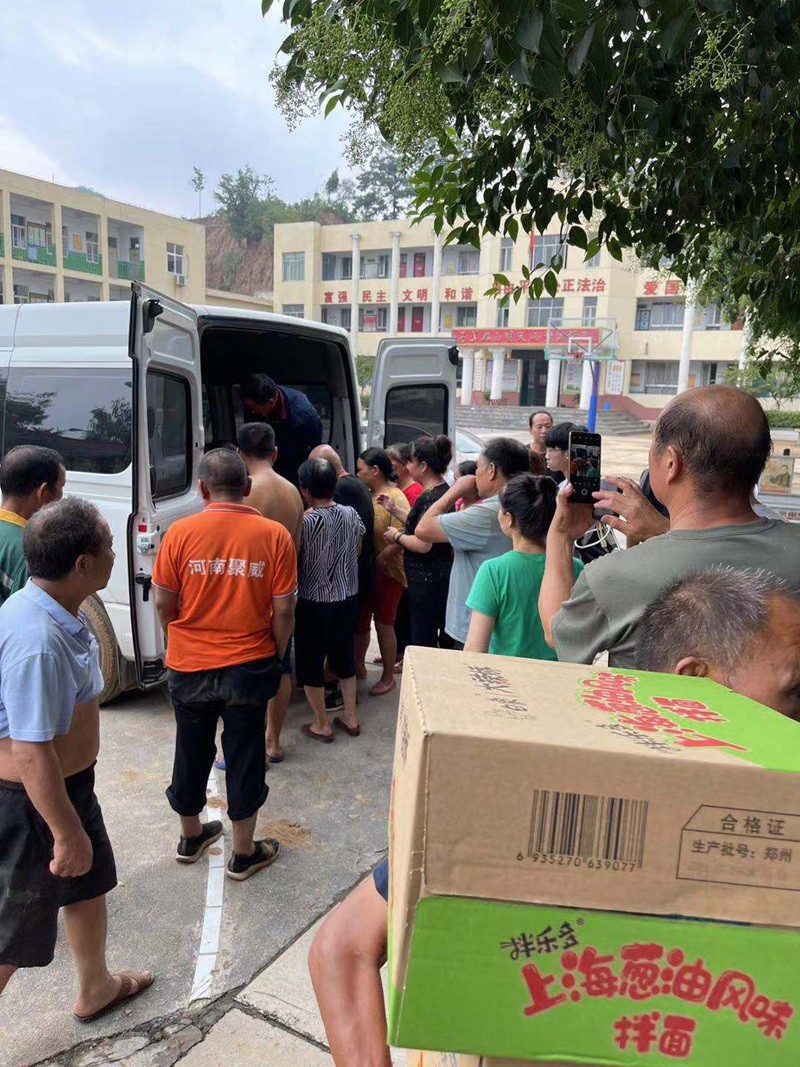 河南力威實業有限公司慰問洪災群眾簡報