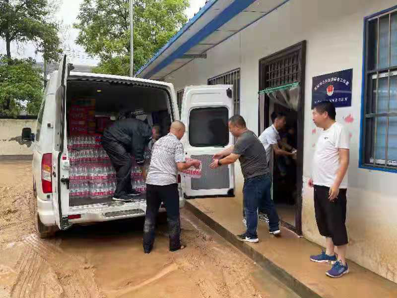 河南力威實業有限公司慰問洪災群眾簡報