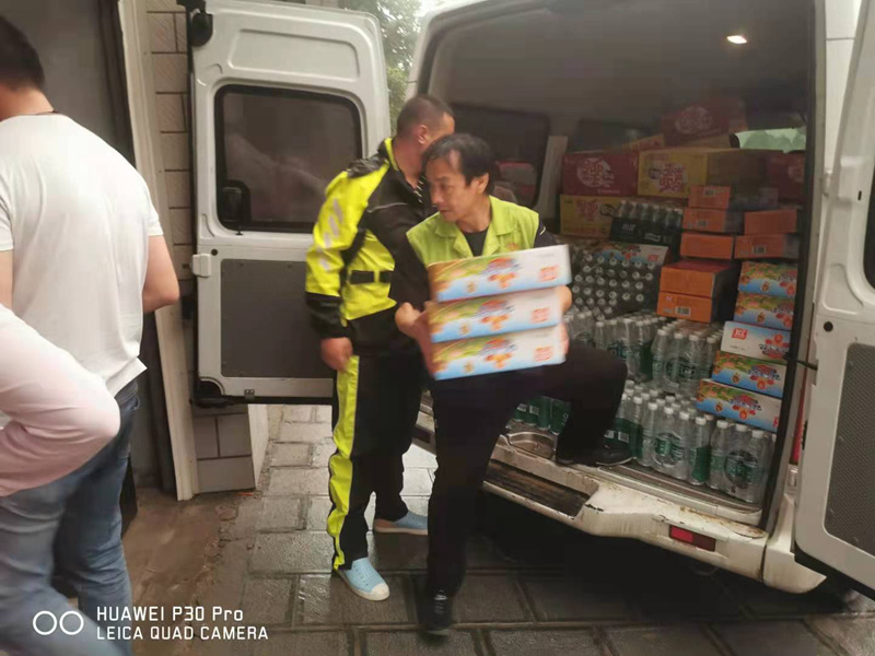 河南力威實業有限公司慰問洪災群眾簡報